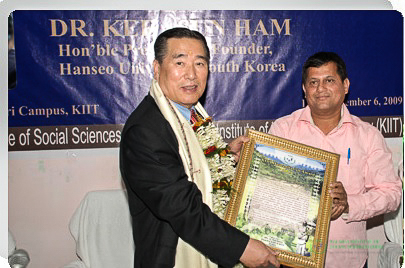 Dr. Ham Kee-Sun, President & Founder, Hanseo University, South Korea receiving the KISS Humanitarian Award 2009